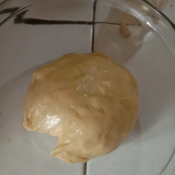 Dalam baskom campur bahan A. Sambil diuleni atau dimixer. Tuang bahan B sedikit demi sedikit sampai kalis tapi jangan kelembekan (cairan tidak harus habis semua). Setelah kalis masukkan butter dan garam. Uleni lagi sampai kalis elastis.
