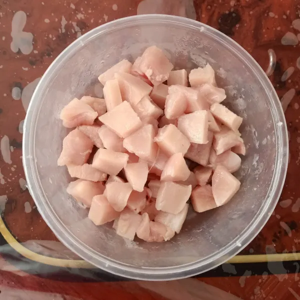 Cuci bersih dada ayam, lalu potong dadu.
