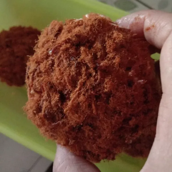 Campur mayonaise dan susu kental manis. Kemudian oleskan pada permukaan roti. Lalu beri toping abon di atasnya.