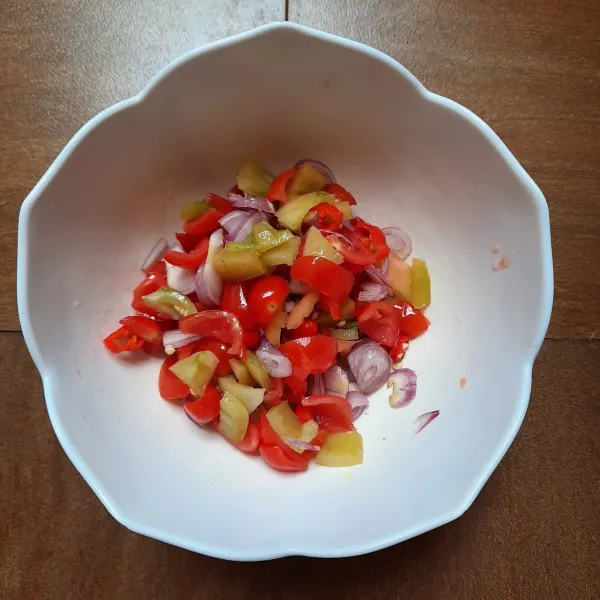 Membuat sambal dabu-dabu: iris cabai, bawang merah dan tomat. Jumlah cabai (pedas) sesuai selera. Beri garam dan air jeruk lemon. Asam sesuai selera. Diamkan 15 menit.