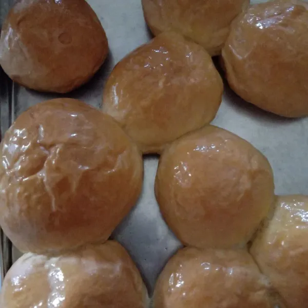 Panggang dalam oven hingga matang kecokelatan. Setelah diangkat segera olesi roti dengan margarin atau butter.