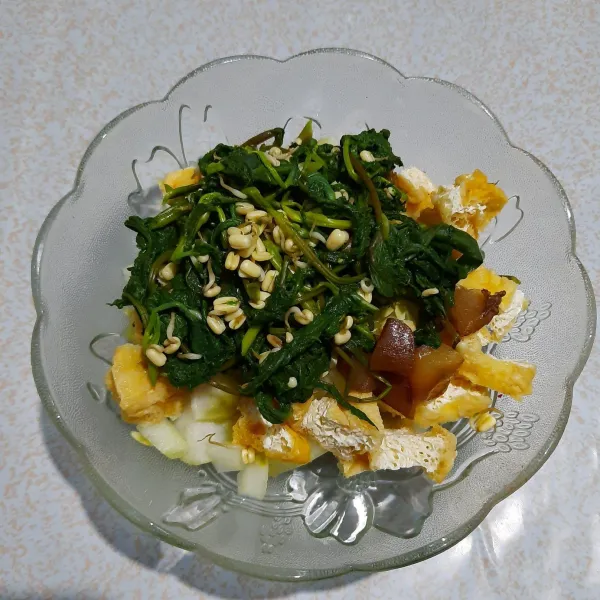 Siapkan bahan isian seperti lontong, timun, tahu, Cingur dang sayur dalam mangkuk.