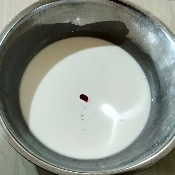 Beri beberapa tetes pasta strawberry.