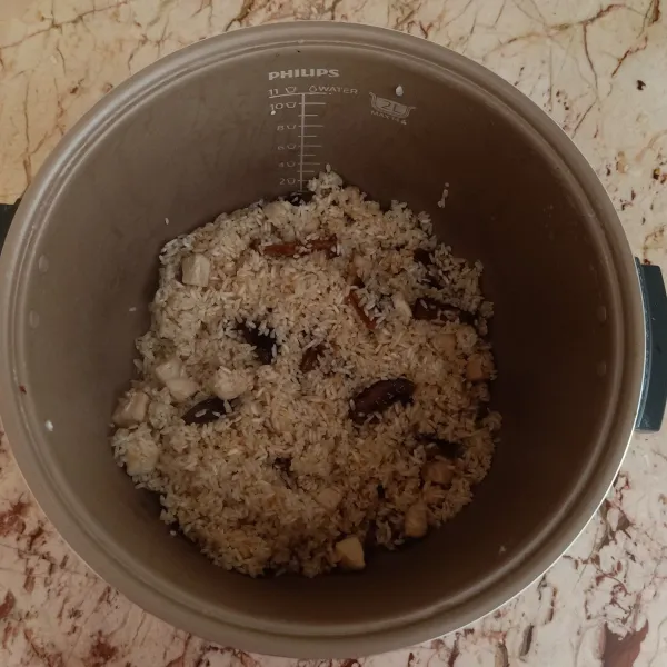 Setelah tercampur rata, masukan ke dalam rice cooker.