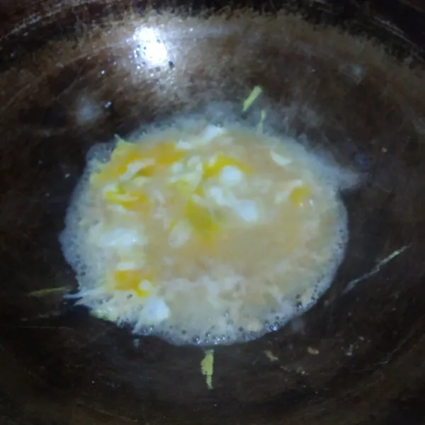 Masukkan sedikit air dan telur. Orak-arik telur sampai matang.