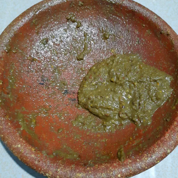 Uleg bumbu rujak sampai halus.