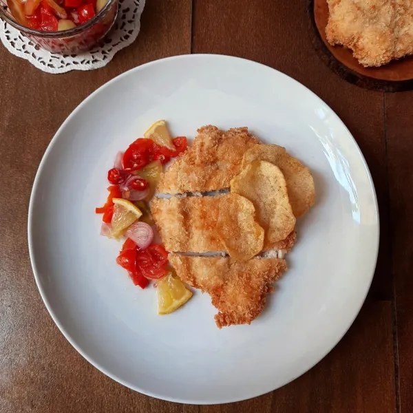 Chicken Schnitzel adalah sajian ayam yang digoreng pipih berbalut tepung roti. Biasanya disajikan bersama saus, kentang goreng dan salad. Populer di Jerman dan Austria. Kali ini saya menyajikan chicken schnitzel bersama sambal dabu-dabu dan kentang goreng.