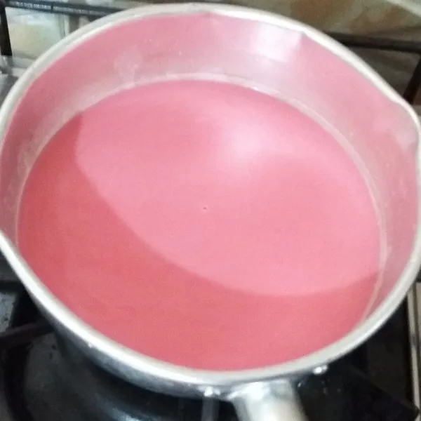 Aduk hingga tercampur rata. Aduk terus hingga adonan menggumpal dan warnanya menjadi mengkilat.