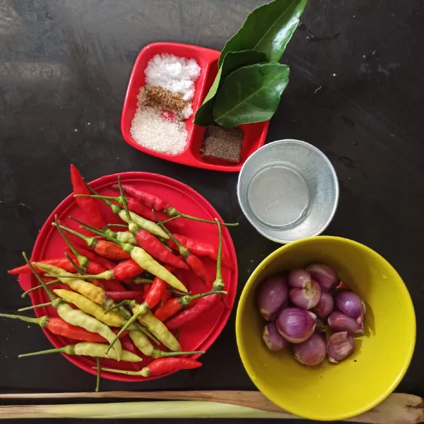 Untuk membuat sambal matah : Kupas bawang merah, buang tangkai cabe rawit. Cuci bersih semua. Buang tulang daun jeruk.