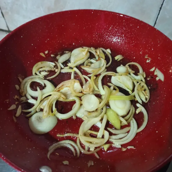 Tumis bawang putih dan bawang bombay.