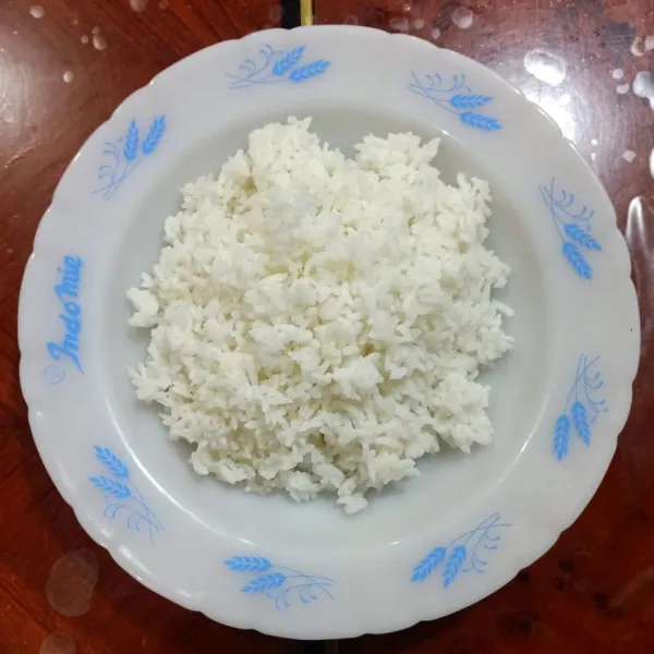 Siapkan 1 piring nasi.