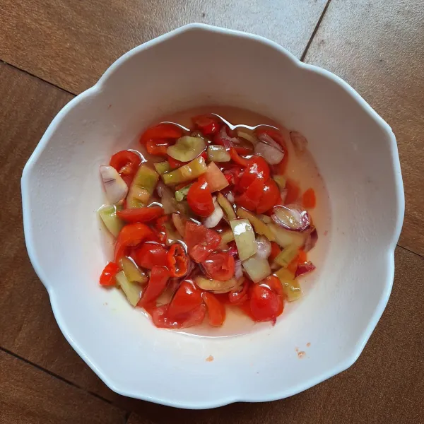 Panaskan 50 ml minyak goreng. Tuang minyak panas dalam mangkuk berisi bahan sambal dabu-dabu. Siap digunakan.