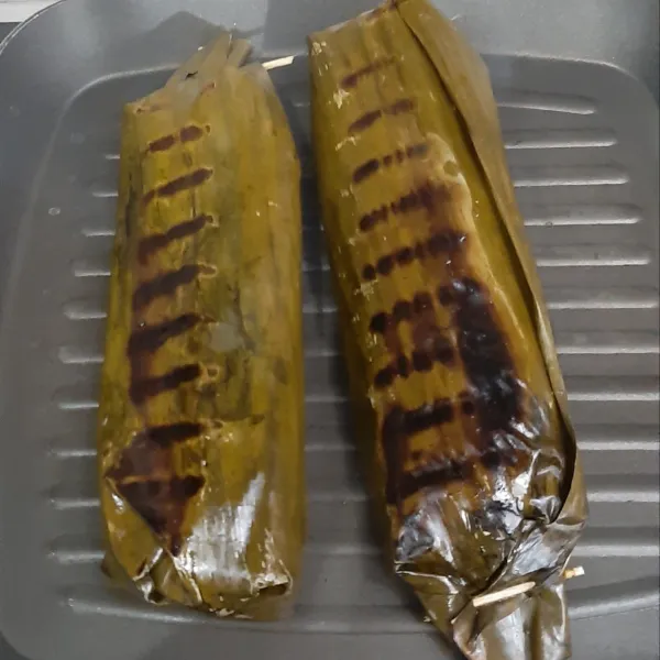 Panggang pepes dengan api kecil sampai kulit pepes agak kering.