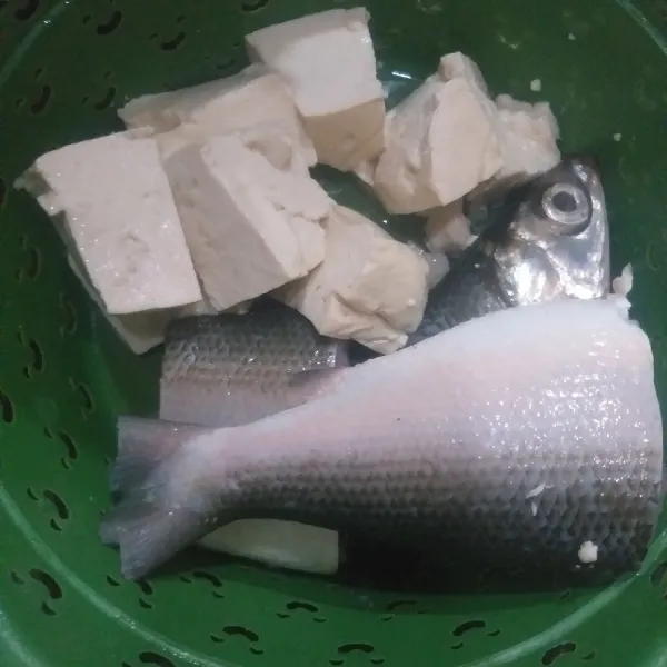 Cuci bersih tahu dan ikan kemudian lumuri ikan dengan perasan jeruk nipis. Diamkan selama 5 menit.