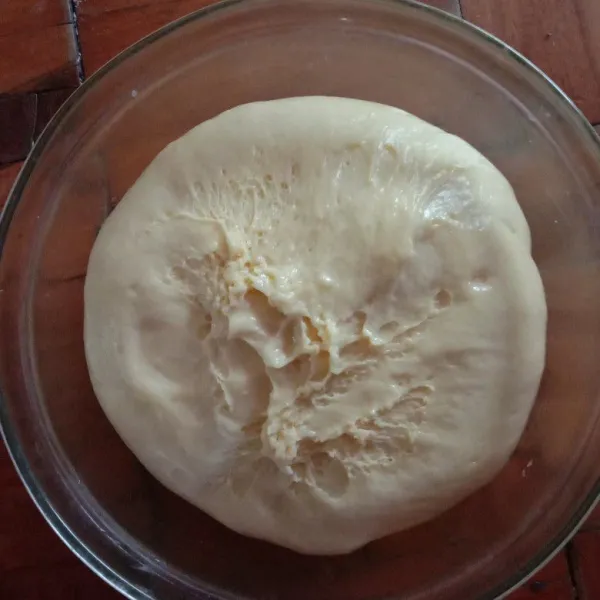 Proofing adonan. Tutup dengan serbet basah selama kurang lebih 45 menit sampai mengembang 2x lipat.