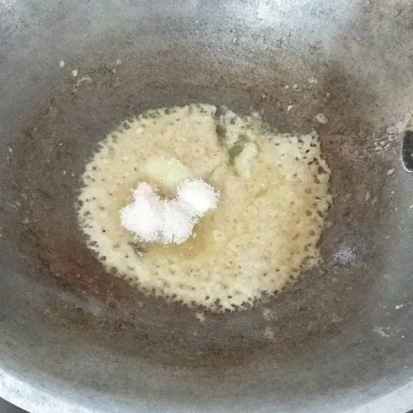 Masukkan gula pasir, kaldu bubuk dan garam. Aduk hingga tercampur rata, aduk juga bumbunya sampai mengental dan keluar minyaknya.