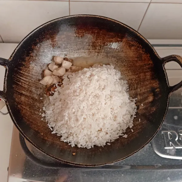 Masukkan beras yang sudah dicuci bersih.