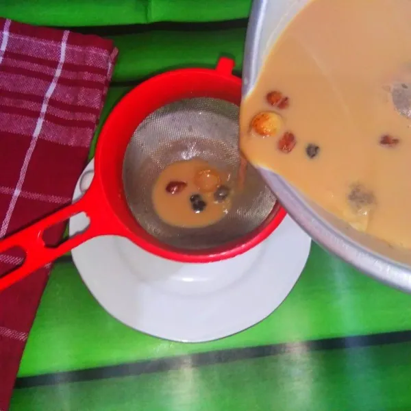 Tuang Karak Tea dalam cangkir dengan cara disaring. Sajikan selagi hangat.