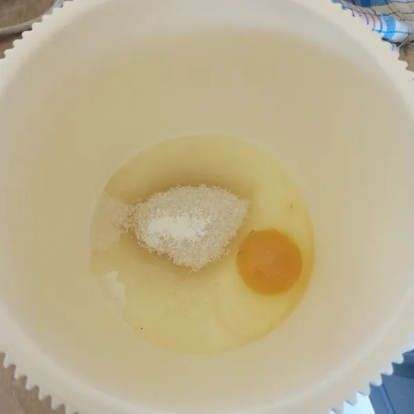 Kocok telur, gula pasir, vanilli, garam, dan soda kue sampai tercampur