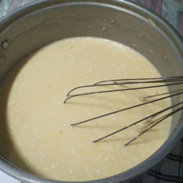 Campurkan lelehan margarin, susu cair, gula, tepung, & pasta vanilla. Aduk rata.
