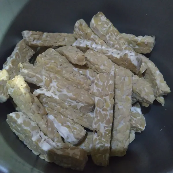 Potong tempe memanjang bentuk stik.