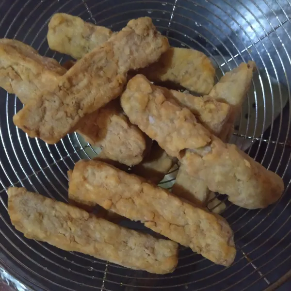 Angkat & tiriskan minyaknya.