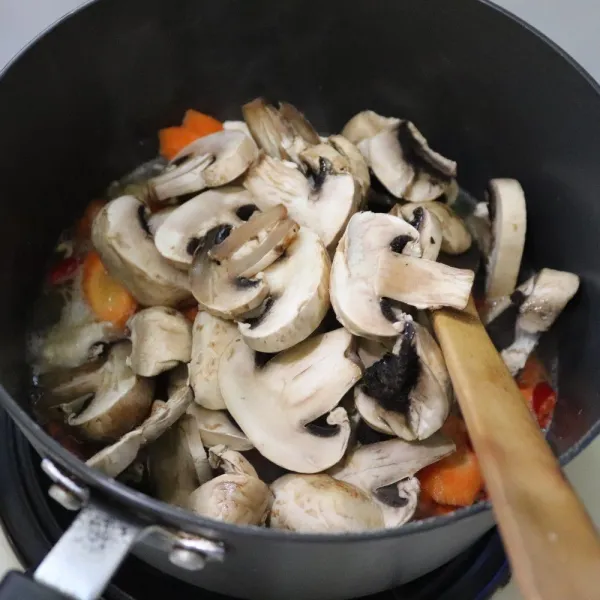 Masukkan potongan jamur champignon dan beri penyedap rasa.