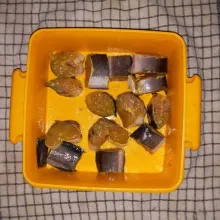 Cuci ikan lele hingga bersih. Buang kepala, sirip dan ekornya. Potong sesuai selera lalu masukan bumbu marinasi ikan. Diamkan selama 15 menit.
