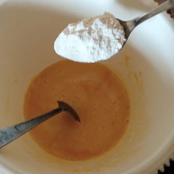 Masukkan perlahan tepung dan air aduk rata