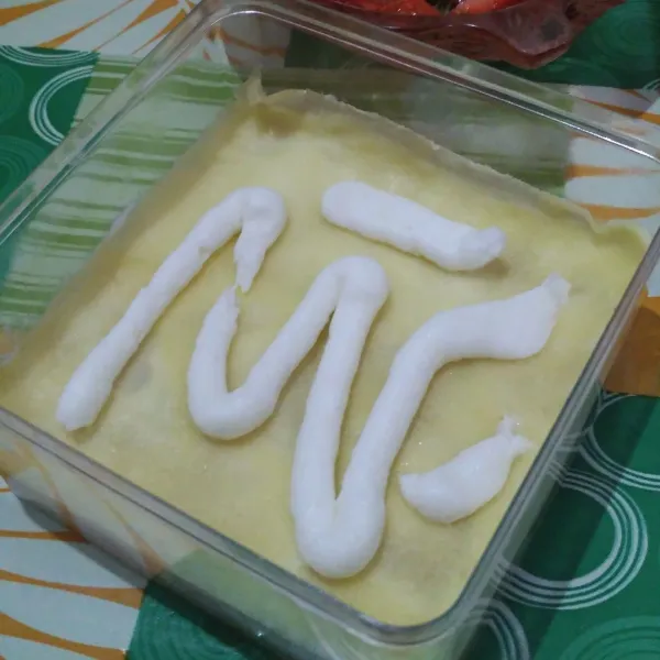 Oles crepe dengan krim.