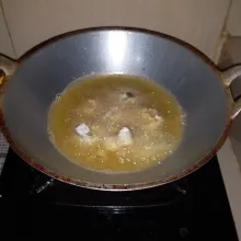 Langsung masukan ikan leleý ke dalam minyak panas. Goreng ikan lele hingga berwarna kecoklatan. Angkat.