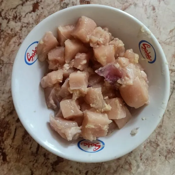 Lumurin potongan ayam dengan parutan bawang putih & bawang merah. Beri sedikit garam, kaldu jamur & perasan jeruk nipis. Biarkan selama 30 menit.