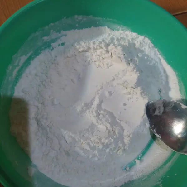 Campur rata tepung terigu & tepung beras.