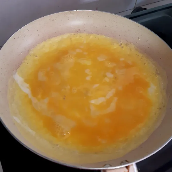 panaskan pan anti lengket,beri sedikit minyak,kocok lepas telur beri sejumput garam,dadar hingga matang,angtak potong memanjang.