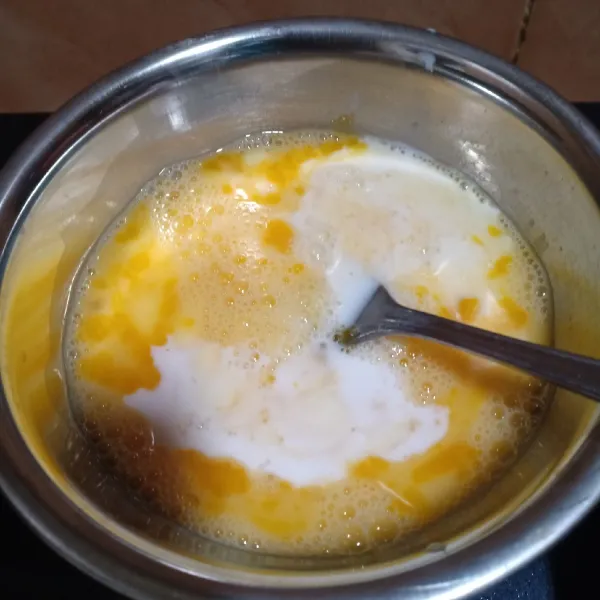 Kocok telur,kuning telur dan susu cair