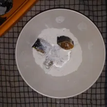 Masukan potongan ikan lele ke dalam tepung bumbu. Celupkan ke dalam kocokan telur. Masukan kembali ke dalam tepung bumbu. Aduk dan remas - remas.