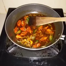 Masukan air, garam, gula, merica bubuk, saus tiram, saus lada hitam dan kecap manis. Masak hingga mendidih. Tuang larutan tepung maizena. Masak hingga mengental. Siapkan piring saji, masukan Filet ikan lele lalu siram saus lada hitam.