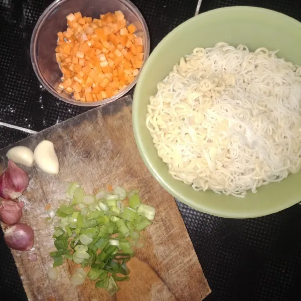 Siapkan mie kuning & mie hun yang sudah direbus. Lalu irisan wortel, rajangan daun bawang, bawang putih dan bawang merah.