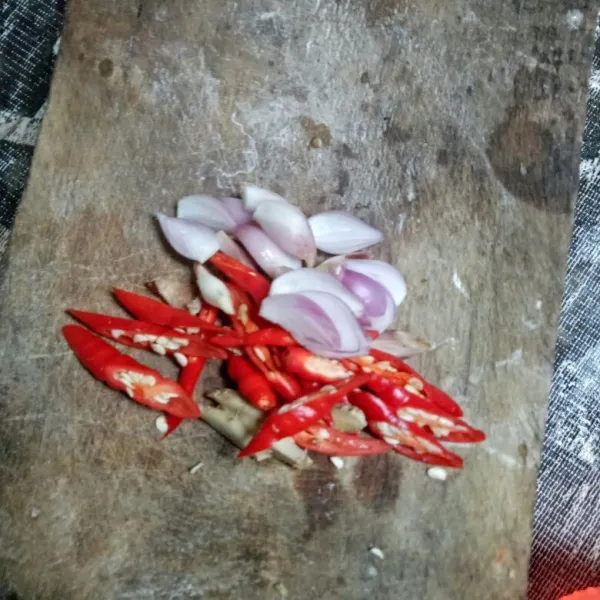 Siapkan bumbu iris.