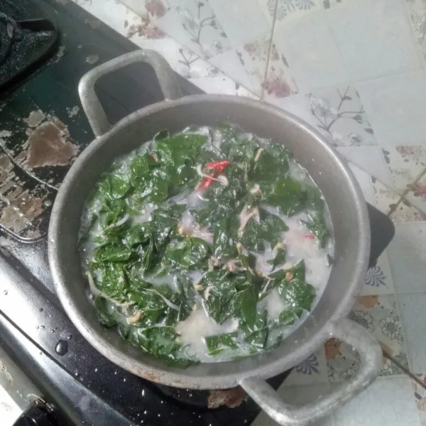 Masukkan daun katuk dan tauge. Kemudian tambahkan garam. Masak hingga sayur lembut. Cicipi rasa jika sudah pas. Angkat dan siap disajikan.