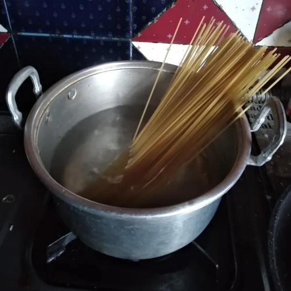 Didihkan 500 ml air. Lalu rebus spaghetti dengan minyak goreng dan garam selama 15 menit.