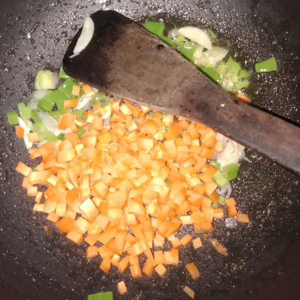 Masukkan potongan wortel. Tumis sampai wortel matang lalu tambahkan semua bumbu mie instan dan ditambah garam secukupnya.