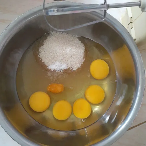 Lalu siapkan wadah dan masukkan gula, telur, garam, sp. Kocok menggunakan mixer dengan kecepatan tinggi sampai adonan mengembang.
