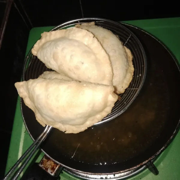 Angkat dan tiriskan. Pastel/ jalangkotek siap disajikan dengan saos sambal.