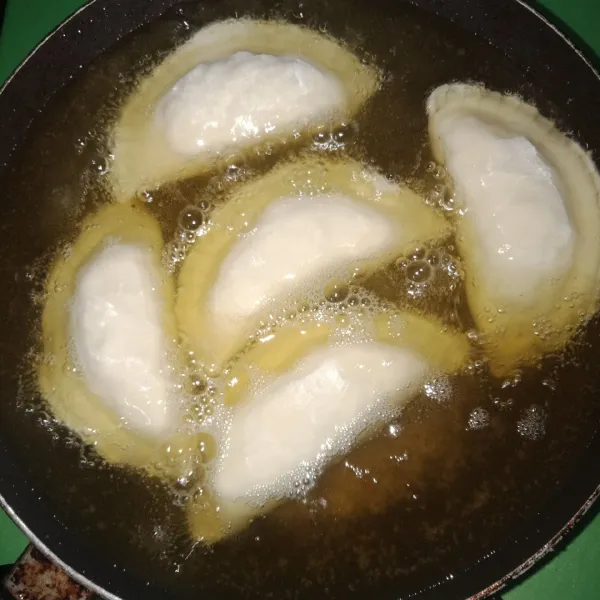 Siapkan minyak secukupnya lalu goreng dengan api sedang hingga pastel matang.