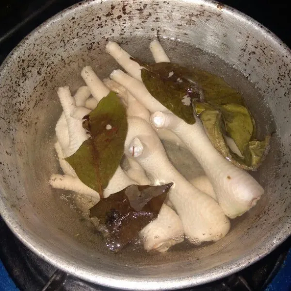 Rebus ceker ayam dengan 4 lembar daun salam. Masak ceker sampai empuk lalu tiriskan.