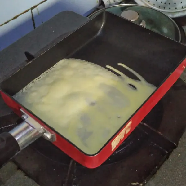 Masak adonan crepe, balik agar matang merata.