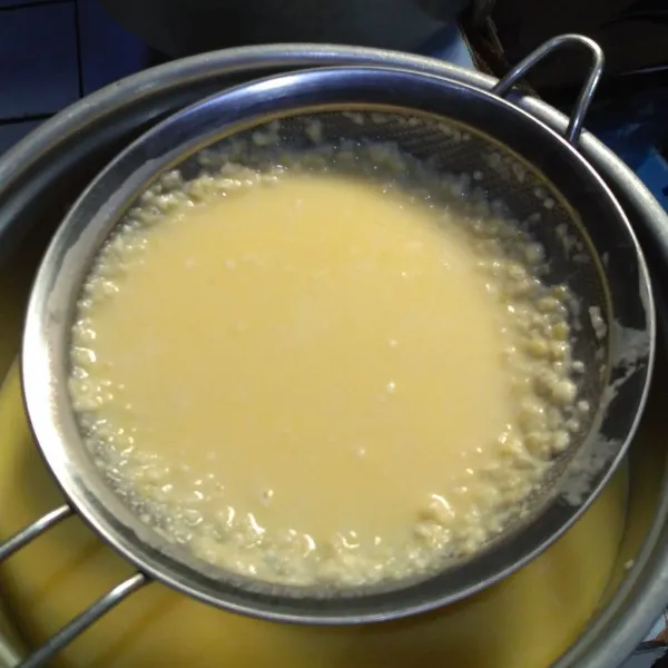 Saring adonan agar tidak ada gumpalan.