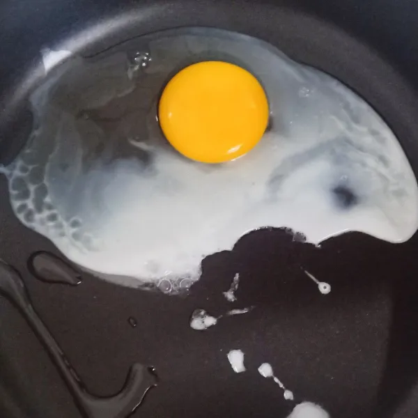 Orak-arik telur dengan 1/4 sdm minyak goreng atau sesuai kebutuhan.