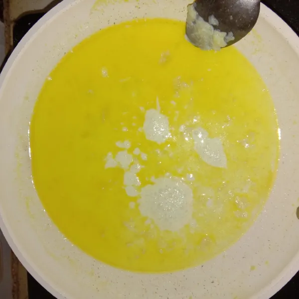 Larutkan tepung meizena dengan susu UHT dan mentega